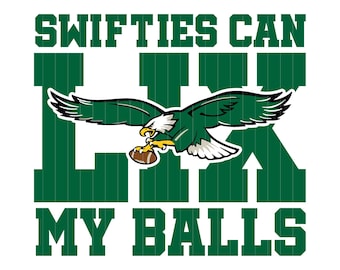 以下が含まれることがあります： 緑と白のグラフィックで、「Swifties Can Lick My Balls」というテキストと、フットボールを持っている漫画のワシが描かれています。