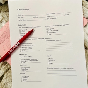 Könnte beinhalten: Eine schwarz-weiße SOAP-Notizvorlage mit Kontrollkästchen für subjektive, objektive und Beurteilungsabschnitte. Die Vorlage enthält Abschnitte für Kundeninformationen, Fortschritte bei früheren Hausaufgaben, Kundenaussagen, beobachtete Stimmung/Affekt, Aussehen, Verhalten und Sprache.