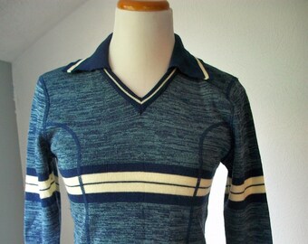 70s Blue & White V-Neck Sweater par Full Fashion - 100% Acrylique