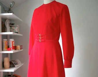 vintage 60s RED robe de soirée avec détail taille d'or - par Nelly Don - taille moyenne