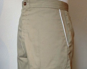 80s HIGH WAIST tan scout shorts par Sears The Fashion Place - uniforme de camp - poches de tuyauterie blanche - rouler - coton polyester sz 6 / 8