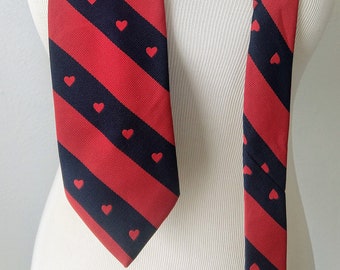 Hearts pattern Country Club polyester tie - vintage 70s 80s - blue & red