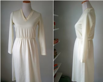 Robe de garniture blanche et OR des années 70 - col en V et taille élastique - faite par ITEMS California