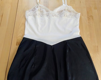 50er Jahre schwarz und weiß Slip Kleid von Warner - Made in USA - Sz XS-Spitze Büste - Sexy - Pin Up - Nylon - Nachtkleid - Unterwäsche Dessous