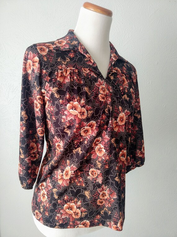 70s MAUVE hibiscus print v-neck top with 3/4 slee… - image 3