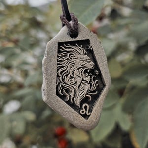 Leo Zodiac Pendant – Dual-Sided Constellation & Lion Totem – Light-Carved Stone Amulet for Fire Signs