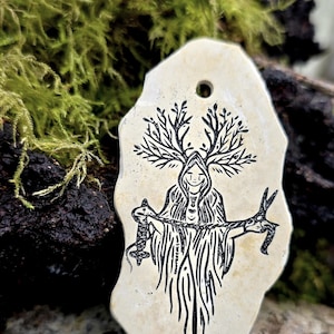 Vidente del Destino – El Telar de la Curación Colgante de Norna de Doble Cara • Espíritu Tejedor y Runa de Renovación • Amuleto de Pizarra Tallada con Luz