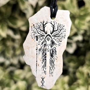 Puede incluir: Un juego de tres tazas de cerámica con un acabado moteado y mate. Las tazas son de color crema, gris claro y gris oscuro. Cada taza tiene un diseño simple y minimalista y un asa redondeada.