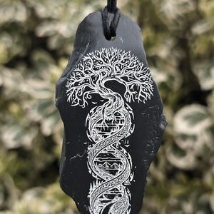 Family Tree DNA Pendant – Nature-Engraved Stone Amulet with Hidden Message – Ancestral Talisman in Welsh Slate