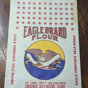 Nieużywany worek papierowy Eagle Brand Flour z lat 70. XX wieku o wadze 10 funtów, wyprodukowany przez Galveston Mills w Gretna w Wirginii