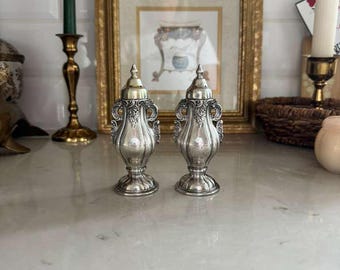 Salero y pimentero barrocos antiguos y ornamentados de Wallace, chapados en plata.