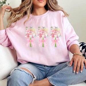 Coquette Floral Sweatshirt Vintage Jumper Romance Crewneck Botanical Pullover Pressed Floral Sweater Floral Design Top