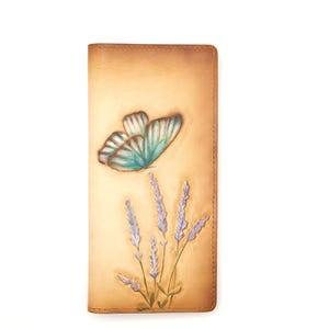 Cartera larga de cuero labrado a mano con mariposa y lavanda – Cartera de cuero con flores talladas – Clutch de cuero botánico hecho a mano – Amante de la naturaleza