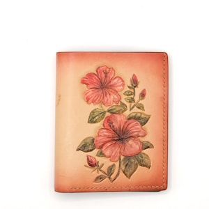 Cartera de cuero plegable vertical con hibisco tallado a mano: cartera de cuero hecha a mano, cartera floral, regalo hawaiano, regalo para ella