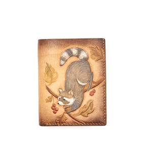 Bifold Leather Wallet with Hand-Carved Raccoon – Autumn Leaves Wallet – Handmade Leather Wallet – Woodland Animal Gift – Nature Lover Wallet