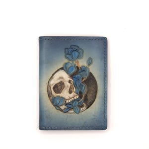 Mini billetera de cuero con calavera tallada a mano y flores azules: billetera gótica, billetera fina de cuero hecha a mano, regalo de arte floral oscuro.