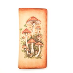 Cartera larga de piel tallada a mano con hongos – Cartera de piel inspirada en el bosque – Cartera con hongos botánicos – Regalo natural artesanal para ella