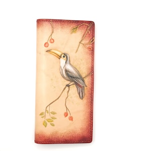 Carteira longa de couro feita à mão com tucano – Carteira de couro de pássaro tropical – Carteira de selva esculpida à mão para amantes de pássaros – Artisan Bifold