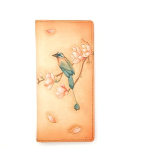 Cartera larga de cuero con pájaro y flores, hecha a mano. Cartera de cuero con diseño botánico. Cartera con pájaro pintada a mano. Regalo hecho a mano para ella.