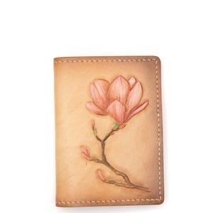 Mini leren portemonnee met handgesneden magnolia - portemonnee roze bloem, botanisch cadeau, handgemaakte leren slanke portemonnee, op de natuur geïnspireerde portemonnee