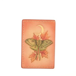 Porta-cartões de couro esculpido à mão com mariposa lunar – Carteira fina Autumn Moon