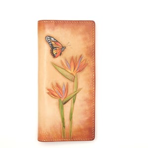 Cartera larga de cuero hecha a mano con ave del paraíso y mariposa monarca. Cartera de cuero con diseño floral. Regalo de cuero inspirado en la naturaleza para ella o él.