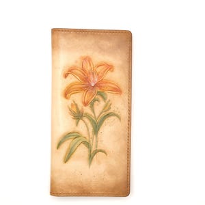 Cartera larga de cuero labrado a mano con lirio naranja – Cartera de cuero con flores talladas – Cartera de cuero botánico – Regalo natural hecho a mano para ella