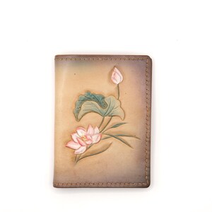 Mini leren portemonnee met handgesneden lotusbloem – Handgemaakte leren portemonnee, bloemenportemonnee, minimalistische portemonnee, botanisch cadeau