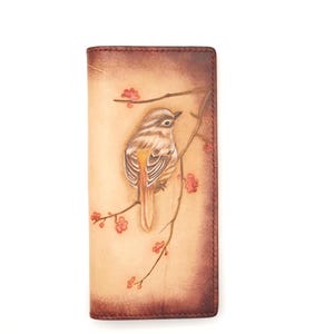 Carteira longa de couro esculpida à mão com pássaros e flores de ameixa – Bolsa de couro inspirada na natureza – Carteira pintada à mão – Presente artesanal para ela