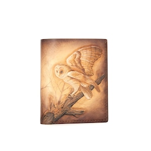 Carteira alta de couro com coruja esculpida à mão – Carteira de couro de coruja – Carteira de natureza feita à mão – Presente de animal da floresta – Carteira rústica