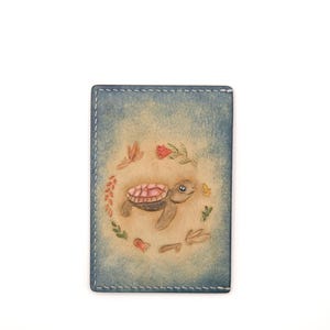Leather Card Holder with Hand-Carved Baby Sea Turtle – Cute Honu Wallet, Hawaii Ocean Art, Handmade Leather Gift, Minimalist Wallet
