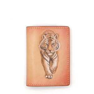 Minitarjetero Alohaleather Tiger: Cartera de cuero tallada a mano, tarjetero compacto, cuero curtido vegetal, regalo para amantes de la vida silvestre.