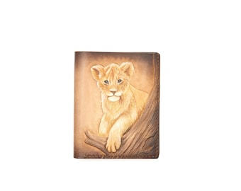 Cartera plegable alta de cuero tallado a mano con cachorro de león – Cartera de animales de safari – Regalo de vida silvestre de cuero hecho a mano – Accesorio para amantes de los leones