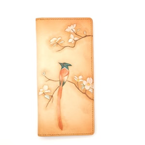 Cartera larga de cuero artesanal con pájaro y flores – Cartera de mano con diseño floral inspirado en la naturaleza – Cartera de cuero artesanal con pájaro de cola larga