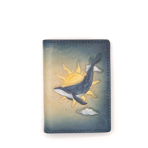 Cartera de cuero Alohaleather tallada a mano – Minitarjetero Ballena Azul y Sol