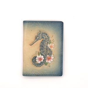 Cartera de cuero Alohaleather tallada a mano – Minitarjetero con diseño de caballito de mar floral