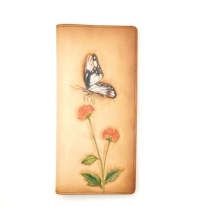 Cartera larga de cuero tallada a mano con mariposa – Cartera de cuero con diseño floral de la naturaleza – Cartera botánica rosa – Elegante regalo hecho a mano