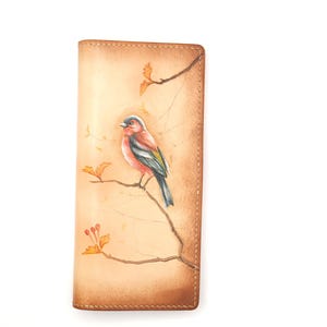 Cartera larga de cuero labrado a mano con camachuelo – Cartera plegable de cuero con pájaro cantor – Cartera de pájaro tallada a mano – Cartera artesanal para amantes de la naturaleza