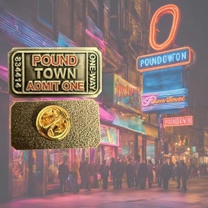 Puede incluir: Un pin de color dorado con una superficie texturizada y un pequeño diseño redondo dorado en el centro. El pin está delante de un billete que dice "Pound Town Admit One" con el número 834414 impreso en el lado izquierdo. El billete es rojo, blanco y azul. El fondo es una imagen borrosa de una calle de la ciudad con letreros de neón.
