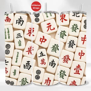 Può includere: Un bicchiere bianco con un motivo ripetuto di tessere di Mahjong rosse, verdi e nere. Il bicchiere ha una cannuccia e un coperchio argentati. Il testo "+8 Bonus Wraps" è in un cerchio rosso.