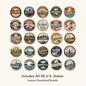 Puede incluir: Un conjunto de 50 diseños circulares que representan los estados de EE. UU., cada uno con su nombre e imágenes icónicas. Los diseños son de estilo vintage, con frases como "Heart of Dixie" y "The Golden State". También se ve el texto "Includes All 50 U.S. States".