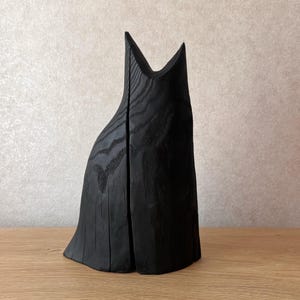 猫好きへのギフト、手彫りの黒猫の彫刻、アッシュウッド、木製ギフト、猫のフィギュア、ミニマルな木製黒猫