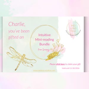 Peut inclure: Un bon cadeau avec un fond aquarelle vert clair et rose. Le texte indique "Charlie, vous avez reçu en cadeau un Mini-reading Bundle intuitif de Snoopy." Un libellule dorée et des accents floraux sont inclus.
