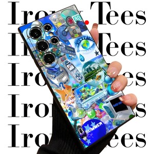 Op de afbeelding: Een telefoonhoesje met een collage-ontwerp met cd's, een vissenkom, een retrocomputer en een blauw oog. De hoes heeft een zwarte rand en het woord "SUMMER" op een blauwe ster. De achtergrond heeft de woorden "Iro Tees".