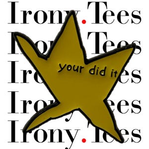 Peut inclure: Une épingle en émail en forme d'étoile jaune avec un contour noir. L'épingle dit "your did it" en lettres noires.