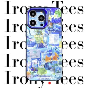 Puede incluir: Una funda de teléfono azul con un collage de imágenes, incluyendo ventanas de ordenador, peces y flores. La funda tiene un marco de cámara azul y el texto "SO COOL". El fondo es blanco con las palabras "Irony Tees" en negro.