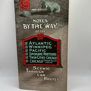 Puede incluir: Un folleto de viaje vintage para el ferrocarril Soo Line, con una ilustración en blanco y negro de un perro y el texto "Notes By The Way of the Soo Line". El folleto enumera varias rutas de tren, incluidas la Atlántica, Winnipeg, el Pacífico, Spokane-Portland, Twin Cities-Chicago y Chicago.