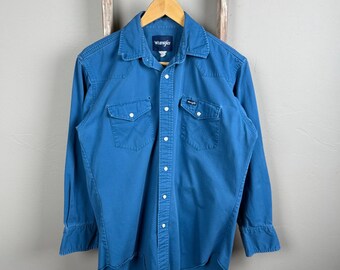 Camisa vintage Wrangler de algodón azul liso de manga larga con broches de perlas, mediana