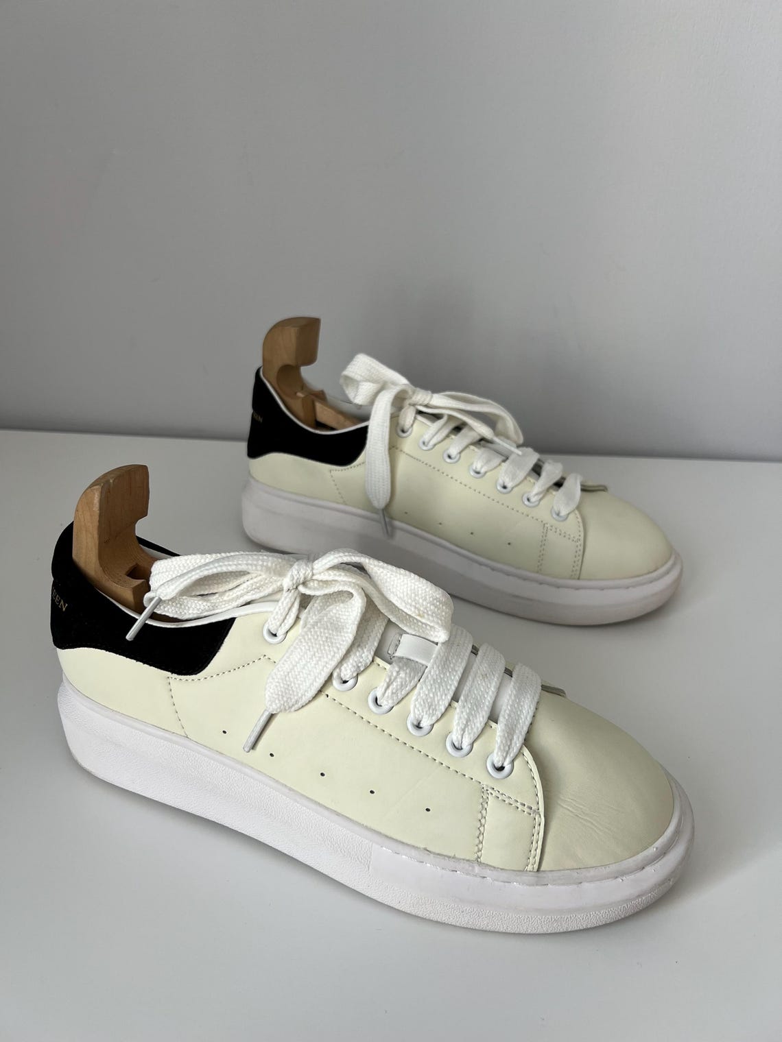 Luxury Alexander McQueen White Leather Oversized Sneakers Size US 6-7 EU 40-41 Shoes  Made In Italy, foto 3 di 5