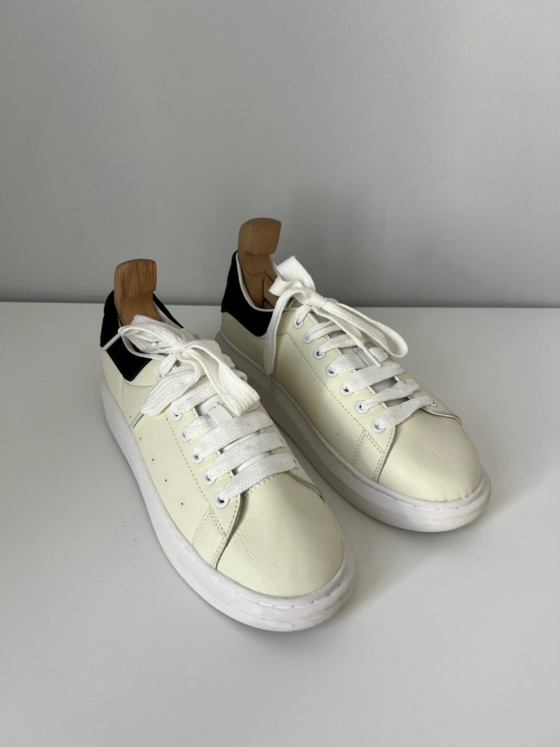 Luxury Alexander McQueen White Leather Oversized Sneakers Size US 6-7 EU 40-41 Shoes  Made In Italy, foto 2 di 5
